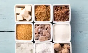Neuf carrés blancs remplis de différents types de sucre : cubes blancs, cassonade, sucre candi, etc.