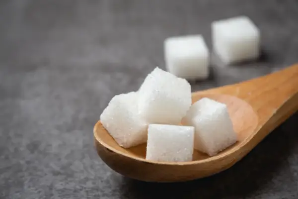 Un morceau de sucre: poids, calories, équivalences. Tout savoir!